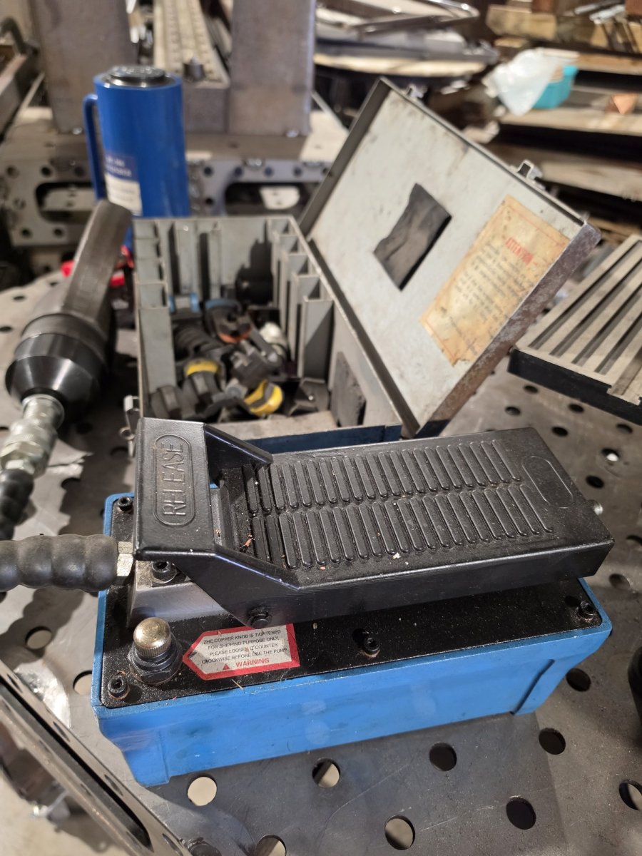 Air/hydraulic foot pump and T&B die case