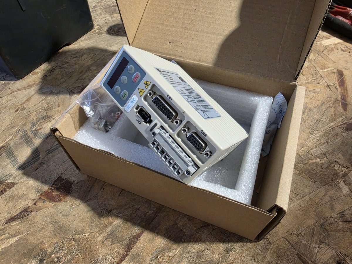 H2-506 servo drive in box with accessories